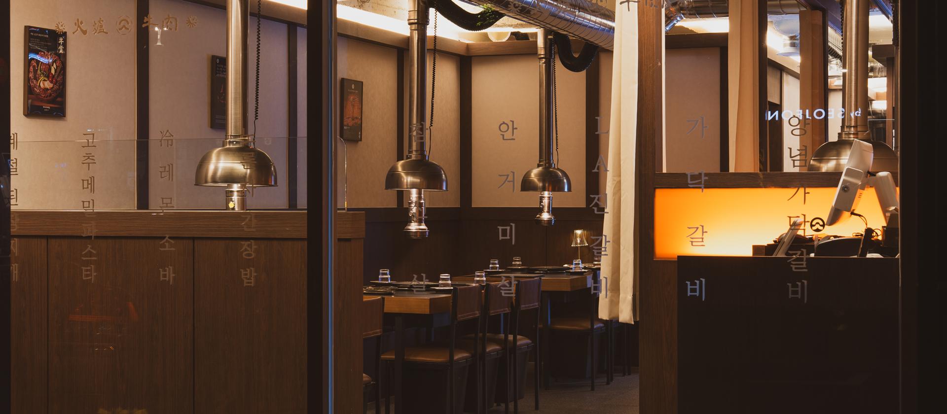 유리창 너머로 보이는 강남매봉역점 홀