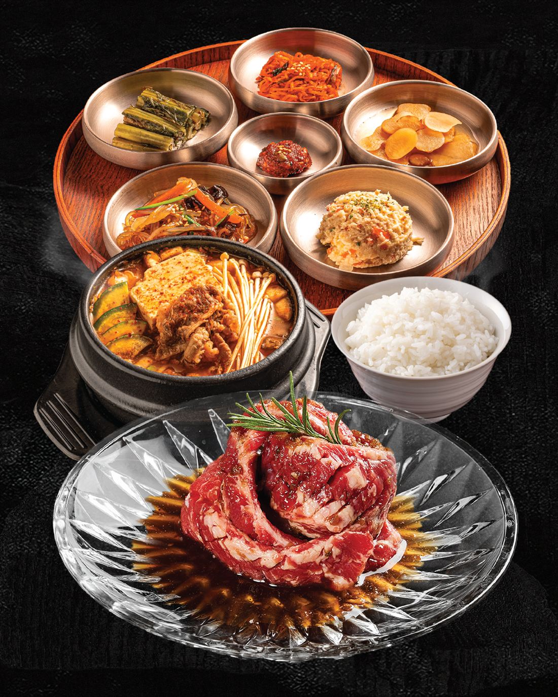고기와 찌개, 반찬, 공깃밥으로 차린 정식