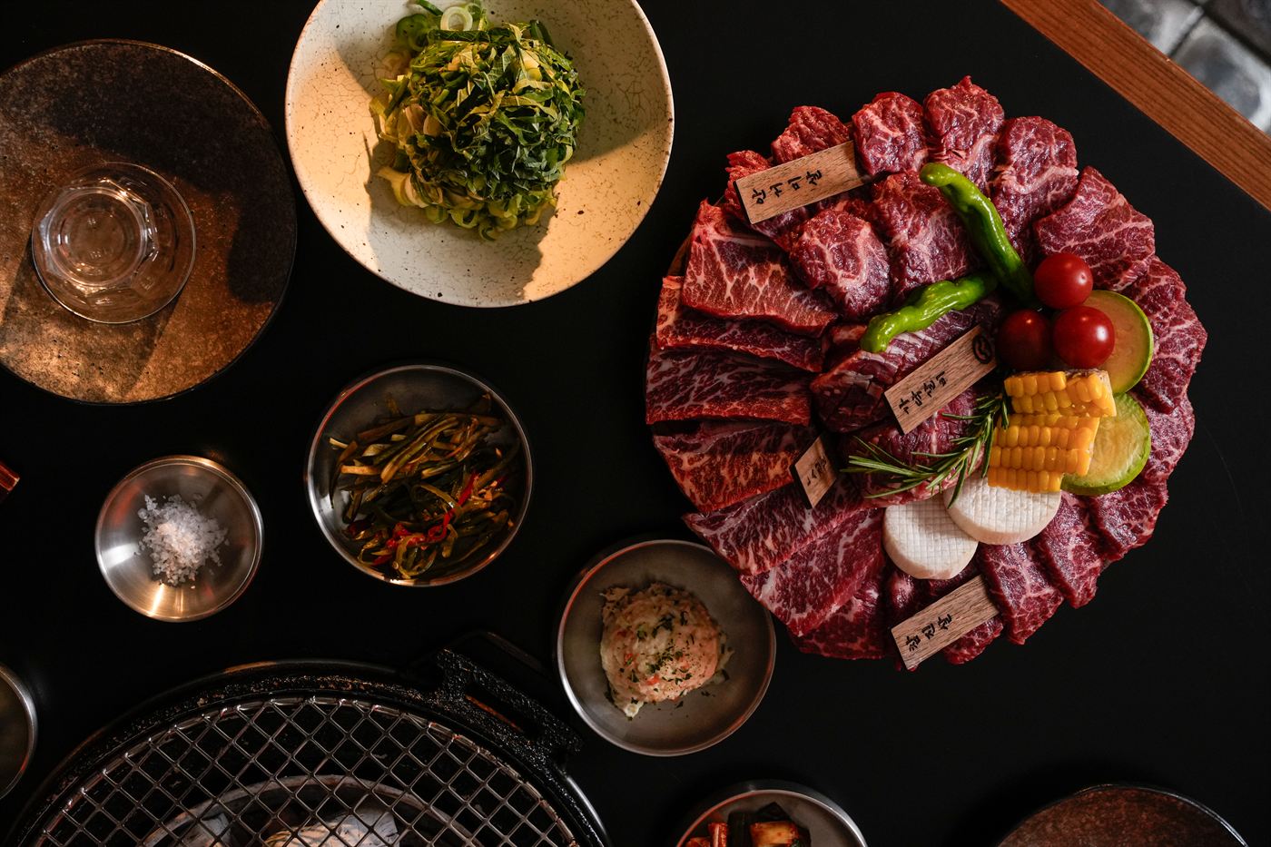 위에서 내려다본 모둠 한판과 반찬